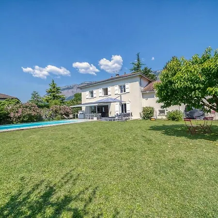 Piscine Eau Salee Avec Jeux Multiples Villa Saint Ismier